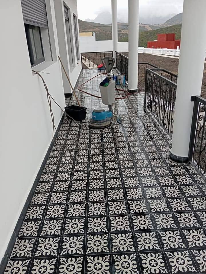 Nettoyage extérieur de fin de chantier avec une machine