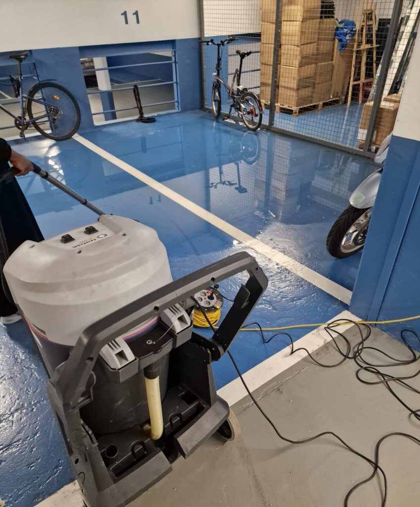 Nettoyage d'un parking par un agent